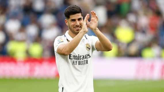Marco Asensio despidiéndose del Santiago Bernabéu.