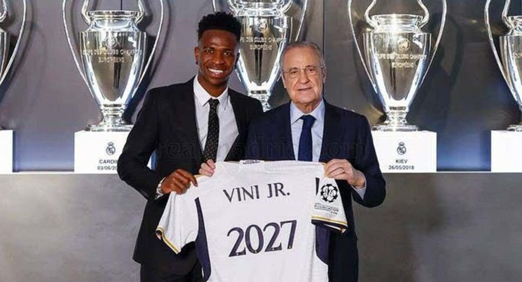 Vinicius Junior y Florentino Pérez, durante la renovación de su contrato en 2023.