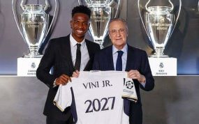 Vinicius Junior y Florentino Pérez, durante la renovación de su contrato en 2023.