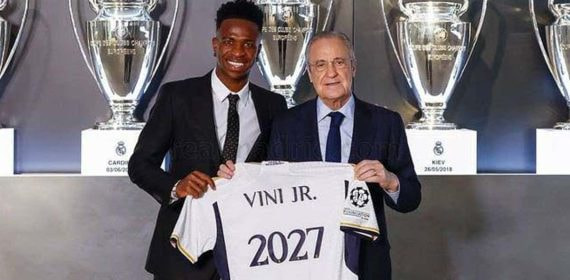 Vinicius Junior y Florentino Pérez, durante la renovación de su contrato en 2023.