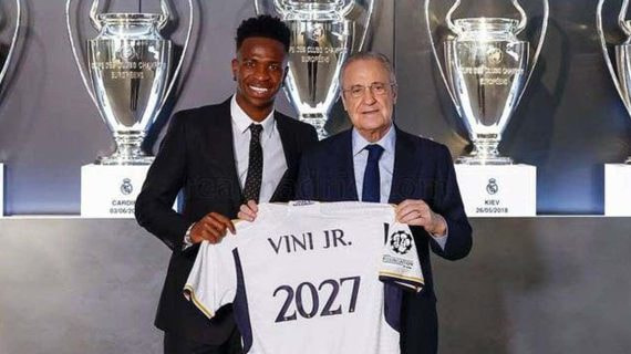 Vinicius Junior y Florentino Pérez, durante la renovación de su contrato en 2023.