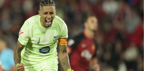 Raphinha celebra con rabia el gol anotado ante el Mallorca.