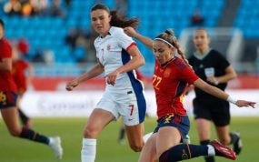 Athenea del Castillo, en un encuentro con la selección.