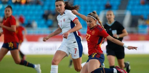 Athenea del Castillo, en un encuentro con la selección.