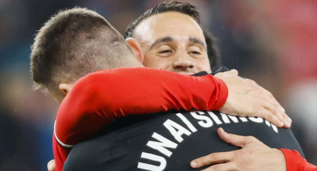 Berenguer y Unai Simón se abrazan tras el triunfo ante el Celta.
