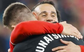 Berenguer y Unai Simón se abrazan tras el triunfo ante el Celta.