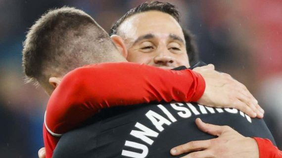 Berenguer y Unai Simón se abrazan tras el triunfo ante el Celta.