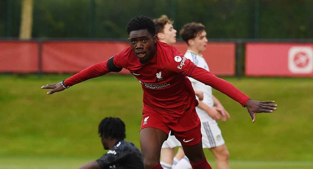 Elijah Gift celebra un gol en las categorías inferiores del Liverpool.