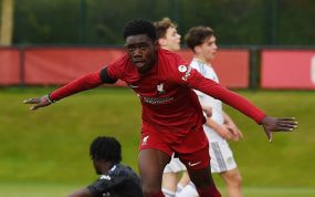 Elijah Gift celebra un gol en las categorías inferiores del Liverpool.