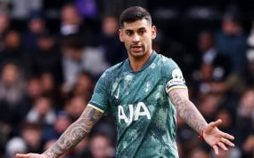 EL Cuti Romero durante un partido con el Tottenham.