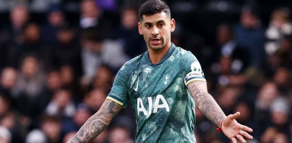 EL Cuti Romero durante un partido con el Tottenham.