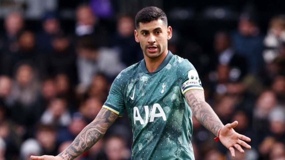 EL Cuti Romero durante un partido con el Tottenham.