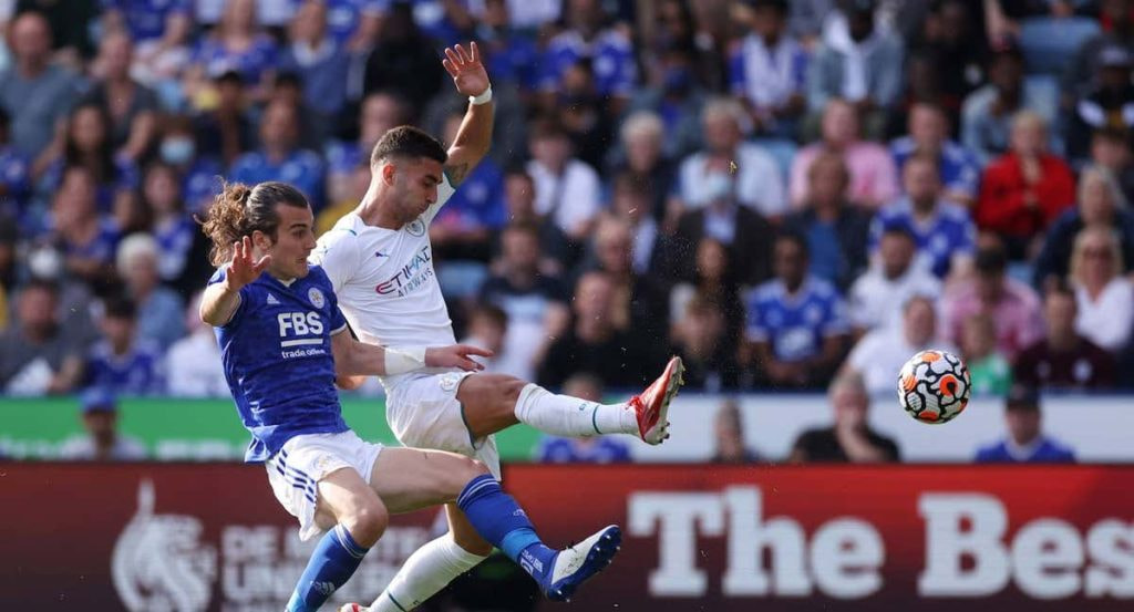 Caglar Söyüncü pelea por un balón con Ferran Torres en un Leicester-City