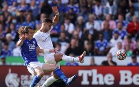Caglar Söyüncü pelea por un balón con Ferran Torres en un Leicester-City
