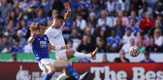 Caglar Söyüncü pelea por un balón con Ferran Torres en un Leicester-City