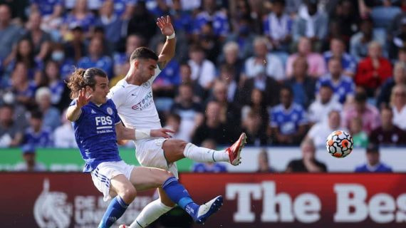 Caglar Söyüncü pelea por un balón con Ferran Torres en un Leicester-City
