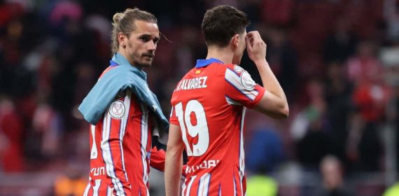 Griezmann junto a Julián Alvarez.
