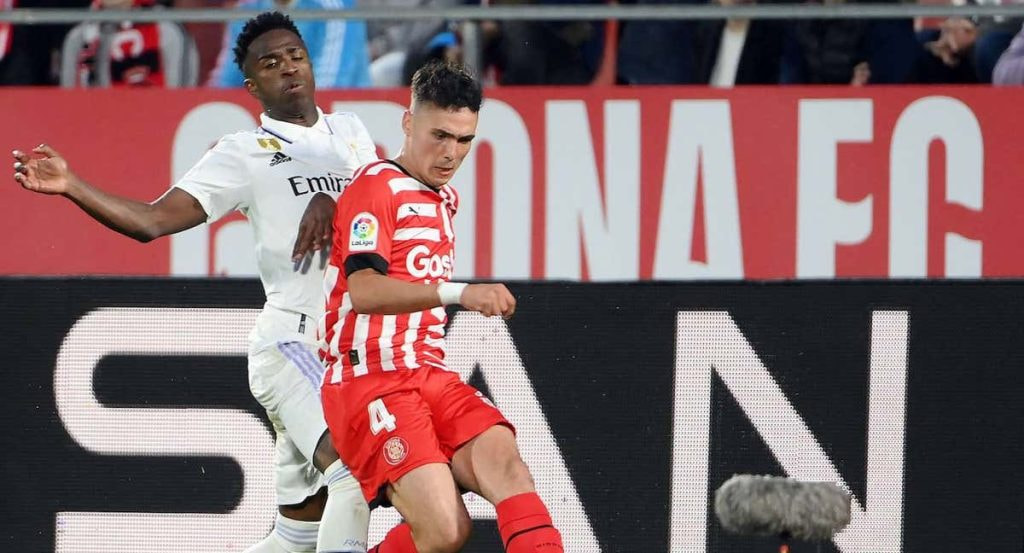 Arnau Martínez, ayer, golpea un balón ante la oposición de Vinicius.