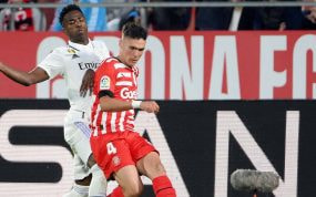 Arnau Martínez, ayer, golpea un balón ante la oposición de Vinicius.