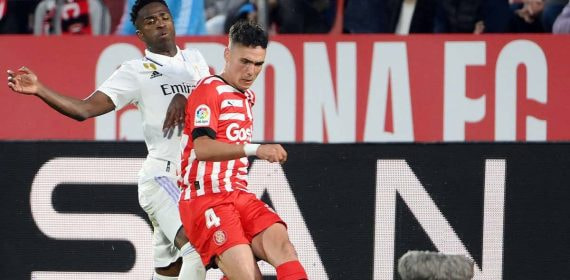 Arnau Martínez, ayer, golpea un balón ante la oposición de Vinicius.