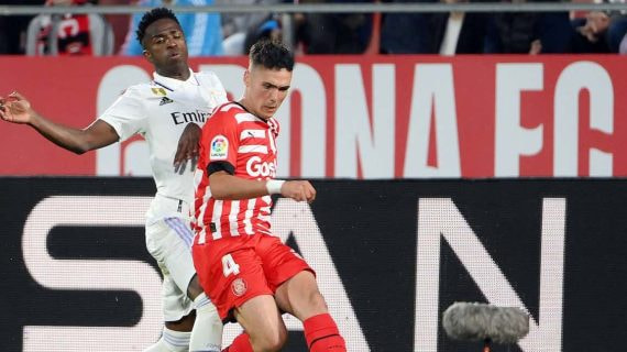 Arnau Martínez, ayer, golpea un balón ante la oposición de Vinicius.