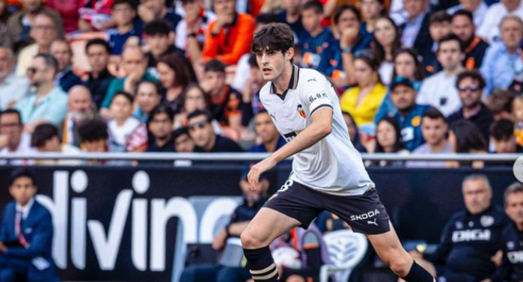 Javi Guerra con el Valencia C.F