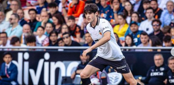 Javi Guerra con el Valencia C.F