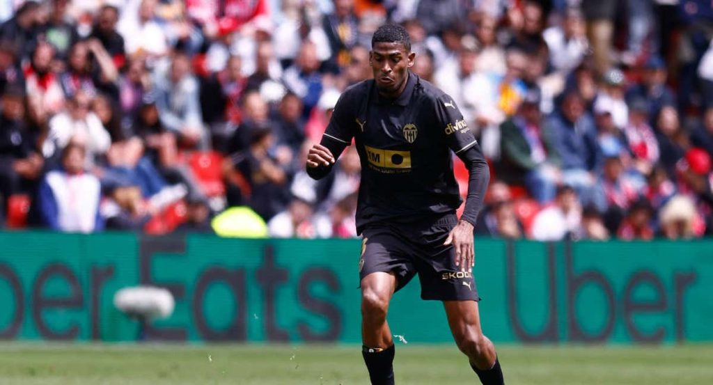 Mosquera, en un partido con el Valencia esta temporada.