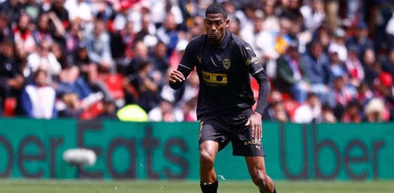 Mosquera, en un partido con el Valencia esta temporada.