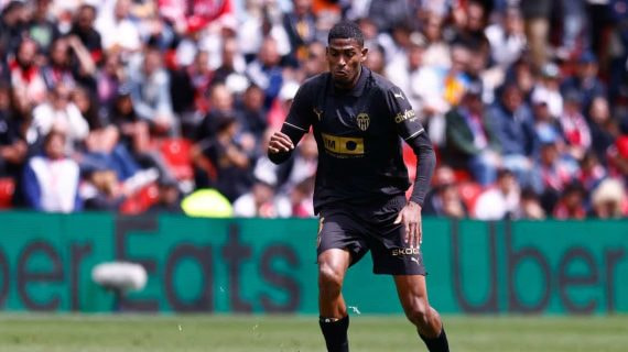 Mosquera, en un partido con el Valencia esta temporada.