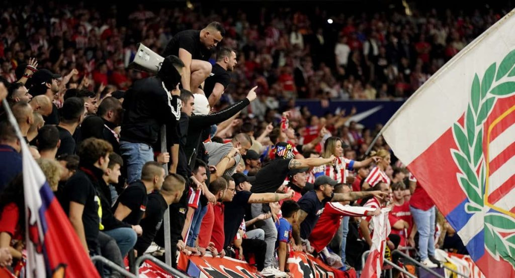 Imágenes del fondo sur del Atlético contra el Madrid.