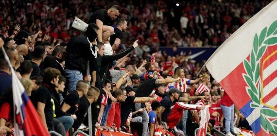 Imágenes del fondo sur del Atlético contra el Madrid.