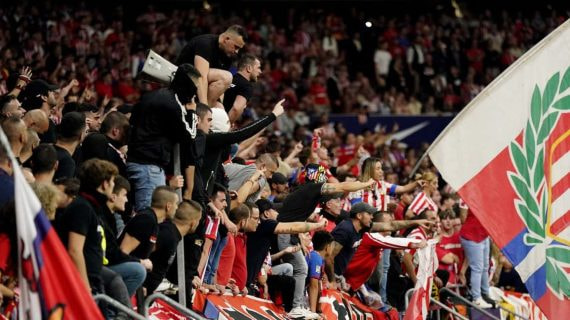 Imágenes del fondo sur del Atlético contra el Madrid.
