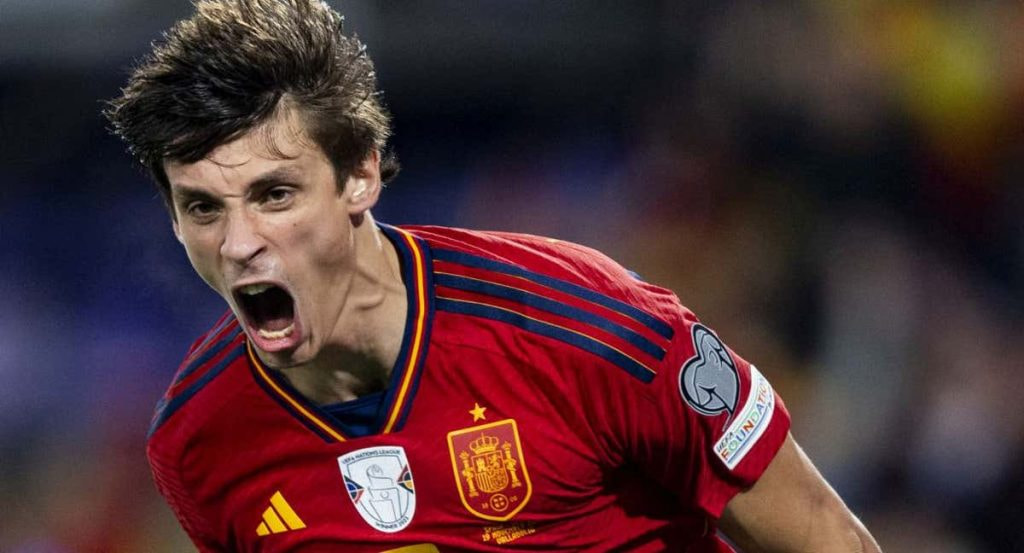 Robin Le Normand celebra un gol con la Selección española.