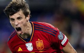 Robin Le Normand celebra un gol con la Selección española.