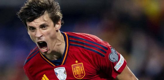 Robin Le Normand celebra un gol con la Selección española.