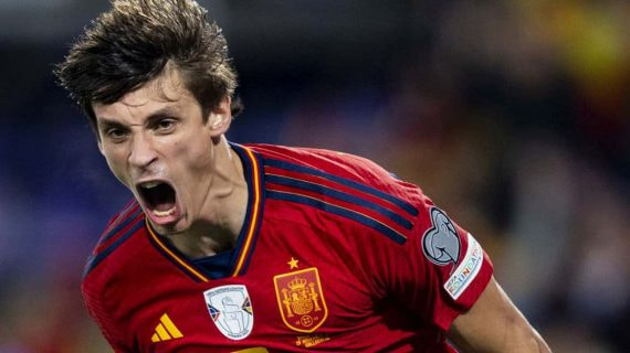 Robin Le Normand celebra un gol con la Selección española.