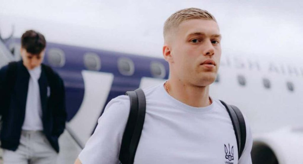 Artem Dovbyk, durante un viaje con la selección ucraniana.