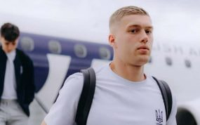 Artem Dovbyk, durante un viaje con la selección ucraniana.