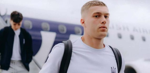 Artem Dovbyk, durante un viaje con la selección ucraniana.