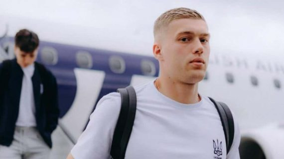 Artem Dovbyk, durante un viaje con la selección ucraniana.