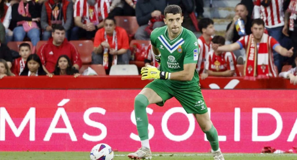 Joan García, ante el Sporting.