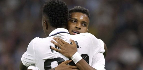 Vinicius y Rodrygo celebrando abrazándose durante un partido.