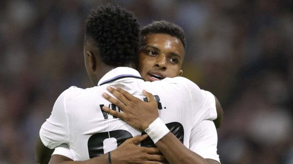 Vinicius y Rodrygo celebrando abrazándose durante un partido.
