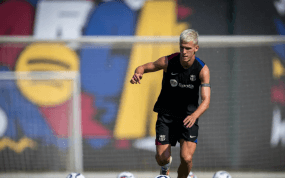 Dani Olmo durante un entrenamiento con el Barça.