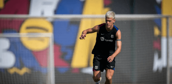 Dani Olmo durante un entrenamiento con el Barça.