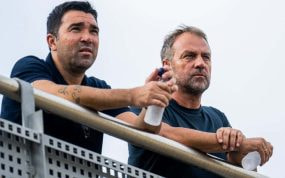 Deco y Flick viendo un entrenamiento del Barça Atlètic.
