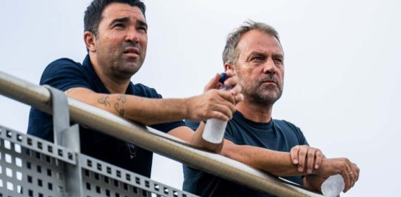 Deco y Flick viendo un entrenamiento del Barça Atlètic.