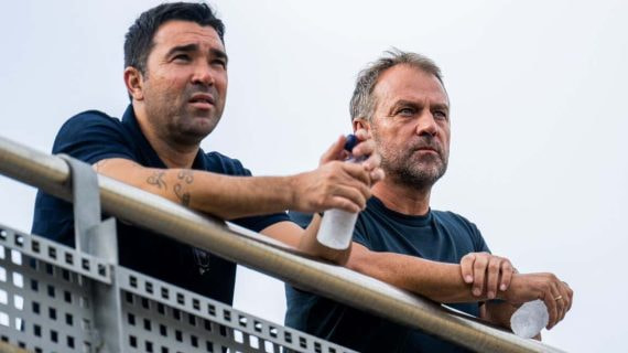 Deco y Flick viendo un entrenamiento del Barça Atlètic.