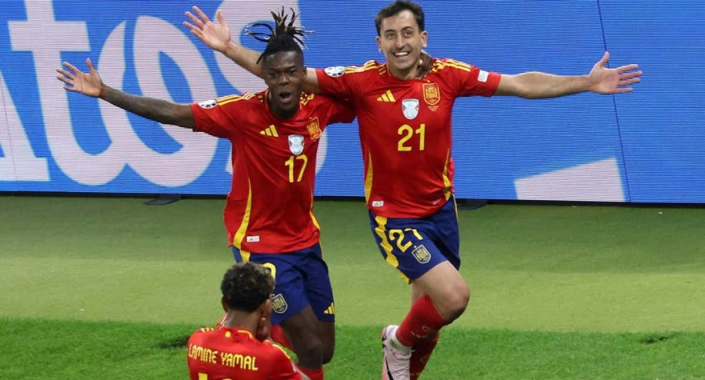 Nico Williams celebrando el gol de Mikel Oyarzabal ante Inglaterra.